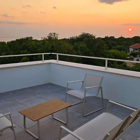 Gorgeous Sunset Walkable To The Sea Villa