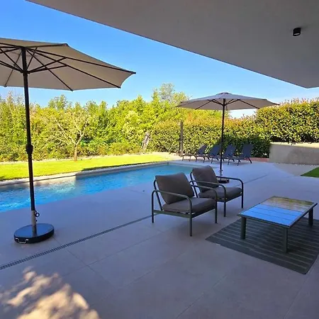 Gorgeous Sunset Walkable To The Sea Villa
