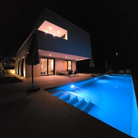 Gorgeous Sunset Walkable To The Sea Villa Poreč