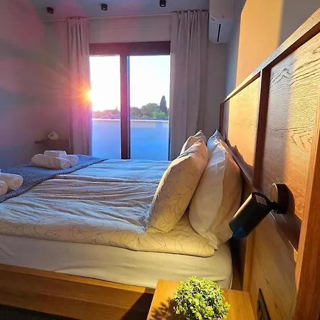 Gorgeous Sunset Walkable To The Sea *