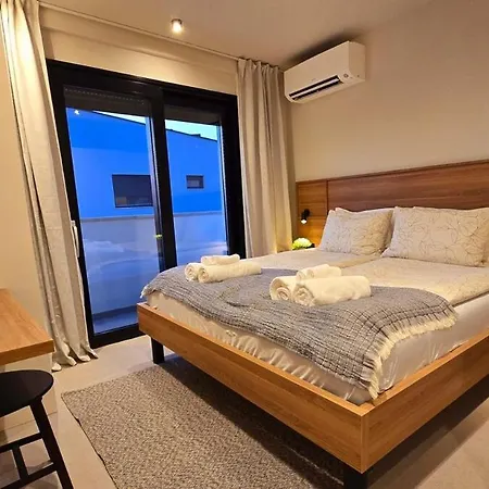 Gorgeous Sunset Walkable To The Sea Vila *