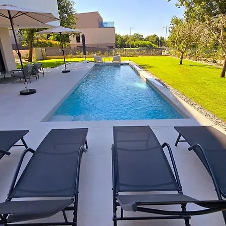 Gorgeous Sunset Walkable To The Sea Vila