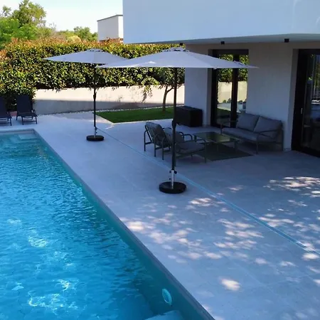 Gorgeous Sunset Walkable To The Sea Vila *