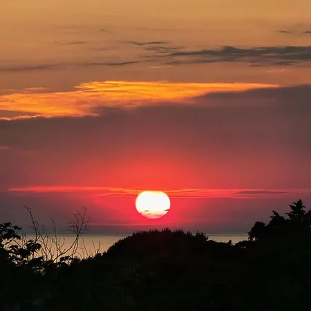 Gorgeous Sunset Walkable To The Sea Vila *