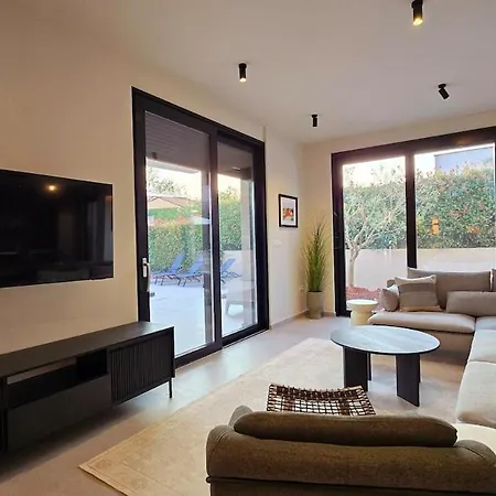 Gorgeous Sunset Walkable To The Sea Vila *