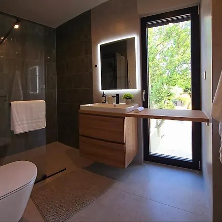 Gorgeous Sunset Walkable To The Sea Vila *