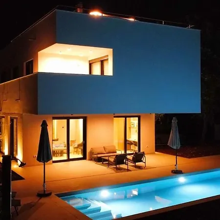 Gorgeous Sunset Walkable To The Sea *